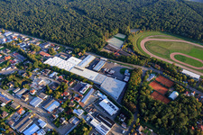 Vue aérienne de Zone industrielle Am Kleinwald du sud-est avec Hubert Eichenlaub Transporte und Spedition GmbH et des courts de tennis à Herxheim bei Landau dans le département Rhénanie-Palatinat, Allemagne