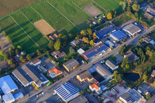 Vue aérienne de Zone industrielle de Kleinwald avec les pompes funèbres Klaus Werling, bx-pack GmbH et l'atelier de réparation automobile Stefan Roeller à Herxheim bei Landau dans le département Rhénanie-Palatinat, Allemagne