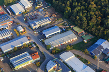 Vue aérienne de Zone industrielle de Gäxwald avec l'imprimerie Nunnenmann GmbH et la technologie automobile BETSCH - atelier et location de voitures à Herxheim bei Landau dans le département Rhénanie-Palatinat, Allemagne
