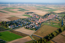 Vue aérienne de Éoliennes et champs agricoles et zones utilisables à Herxheimweyher dans le département Rhénanie-Palatinat, Allemagne