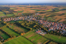 Vue aérienne de Vue du village depuis le nord-ouest à Billigheim-Ingenheim dans le département Rhénanie-Palatinat, Allemagne