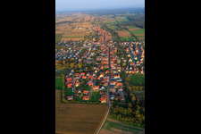 Vue oblique de Vue d'ensemble du village depuis l'ouest à Freckenfeld dans le département Rhénanie-Palatinat, Allemagne