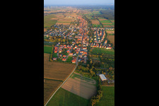 Vue d'ensemble du village depuis l'ouest à Freckenfeld dans le département Rhénanie-Palatinat, Allemagne d'en haut