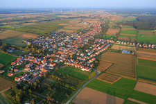 Vue d'ensemble du village depuis l'ouest à Freckenfeld dans le département Rhénanie-Palatinat, Allemagne vue d'en haut