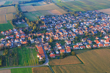 Rue principale à Freckenfeld dans le département Rhénanie-Palatinat, Allemagne hors des airs