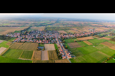 Vue aérienne de Vue d'ensemble du village depuis le sud à Freckenfeld dans le département Rhénanie-Palatinat, Allemagne
