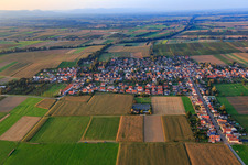 Photographie aérienne de Vue d'ensemble du village depuis le sud à Freckenfeld dans le département Rhénanie-Palatinat, Allemagne