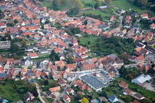 Vue aérienne de Vue des rues et des maisons dans les quartiers résidentiels à Bischwiller dans le département Bas Rhin, France