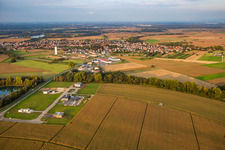 Vue aérienne de Du sud-ouest à Rœschwoog dans le département Bas Rhin, France