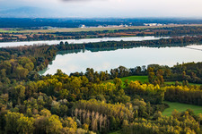 Photographie aérienne de L'aéroport de Baden vu de l'ouest à le quartier Söllingen in Rheinmünster dans le département Bade-Wurtemberg, Allemagne