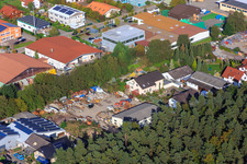 Vue aérienne de Zone commerciale de Gereut avec club de tennis et de squash et mawe presstec GmbH à Hatzenbühl dans le département Rhénanie-Palatinat, Allemagne
