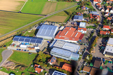 Vue oblique de Zone industrielle Gereutäcker avec HGGS LaserCUT GmbH & Co. KG et FENNEK à Hatzenbühl dans le département Rhénanie-Palatinat, Allemagne