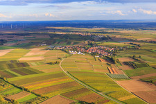 Vue aérienne de Vue du village entre les vignes automnales depuis l'ouest à Impflingen dans le département Rhénanie-Palatinat, Allemagne