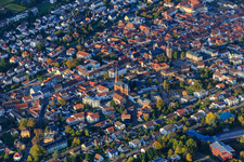 Vue aérienne de Église Saint-Martin sur la Ludwigsplatz et église du marché sur la place du marché à Bad Bergzabern dans le département Rhénanie-Palatinat, Allemagne
