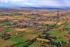 Vue aérienne de Vue d'ensemble du village entre champs et prairies automnales depuis l'ouest à Kapsweyer dans le département Rhénanie-Palatinat, Allemagne
