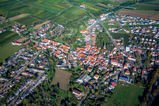 Vue aérienne de Vue des rues et des maisons des quartiers résidentiels à le quartier Asselheim in Grünstadt dans le département Rhénanie-Palatinat, Allemagne