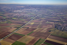 Vue aérienne de Parcours de l'A6 à le quartier Heuchelheim in Heuchelheim bei Frankenthal dans le département Rhénanie-Palatinat, Allemagne