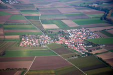 Vue aérienne de Champs agricoles et surfaces utilisables à Kleinniedesheim dans le département Rhénanie-Palatinat, Allemagne