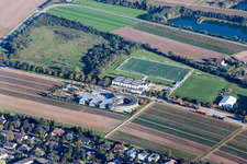 Vue aérienne de École Pestalozzi et terrain en gazon artificiel du Turnverein 1883 eV Lampertheim à Lampertheim dans le département Hesse, Allemagne