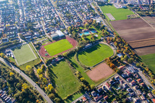 Vue aérienne de Campus éducatif et sportif Bürstadt avec Bürstadt Redskins, SV DJK Eintracht Bürstadt eV et l'Association des cyclistes 03 Bürstadt eV à Bürstadt dans le département Hesse, Allemagne
