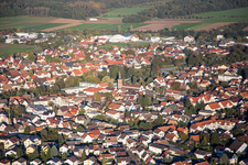 Vue aérienne de Vue des rues et des maisons des quartiers résidentiels à Lorsch dans le département Hesse, Allemagne