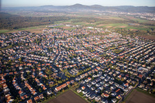 Vue aérienne de Vue des rues et des maisons des quartiers résidentiels à Lorsch dans le département Hesse, Allemagne
