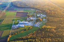 Vue aérienne de Centrales à gaz naturel en bordure de forêt d'Open Grid Europe GmbH à le quartier Allmendfeld in Gernsheim dans le département Hesse, Allemagne