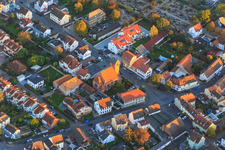 Vue aérienne de Église protestante et cimetière à Gernsheim dans le département Hesse, Allemagne
