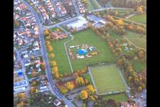 Vue aérienne de Cirque sur la prairie du festival à la garderie Maria-Jockel à Gernsheim dans le département Hesse, Allemagne