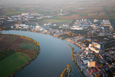 Photographie aérienne de Centre-ville dans le centre-ville au bord du Rhin à Gernsheim dans le département Hesse, Allemagne