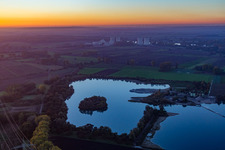 Vue aérienne de Centrale nucléaire derrière le lac de carrière à Groß-Rohrheim dans le département Hesse, Allemagne