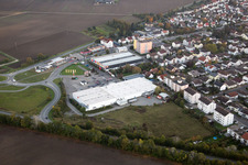 Vue aérienne de Vue des rues et des maisons des quartiers résidentiels à Biblis dans le département Hesse, Allemagne