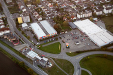 Vue aérienne de Vue des rues et des maisons des quartiers résidentiels à Biblis dans le département Hesse, Allemagne