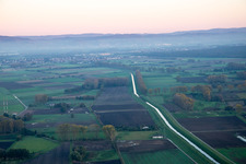 Vue aérienne de Weschnitz canalisé à Biblis dans le département Hesse, Allemagne