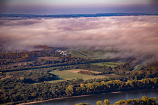 Vue aérienne de Nuages bas au-dessus de l'aéroport Worms à Worms dans le département Rhénanie-Palatinat, Allemagne