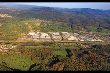 Vue aérienne de Zone industrielle sur la Murg avec König Metall GmbH & CO. KG et SWARCO DAMBACH GmbH à le quartier Bad Rotenfels in Gaggenau dans le département Bade-Wurtemberg, Allemagne