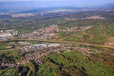Vue aérienne de Vue de la ville des deux côtés de la Murg depuis le sud-est avec Möbel AS Handels GmbH à le quartier Oberndorf in Kuppenheim dans le département Bade-Wurtemberg, Allemagne