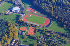 Vue aérienne de Stade Traischbach du VfB Gaggenau et courts de tennis du club-house Turnerbund Gaggenau eV à Gaggenau dans le département Bade-Wurtemberg, Allemagne