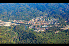Vue aérienne de Vue de la vallée de la Murg depuis l'ouest à le quartier Hörden in Gaggenau dans le département Bade-Wurtemberg, Allemagne