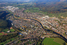 Vue aérienne de Vue d'ensemble de la ville dans la vallée de la Murg depuis le sud à Gaggenau dans le département Bade-Wurtemberg, Allemagne