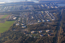 Vue aérienne de Réservoirs et installations de production de la raffinerie d'huile minérale du Rhin supérieur sur le canal collecteur principal à le quartier Knielingen in Karlsruhe dans le département Bade-Wurtemberg, Allemagne
