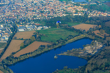 Vue aérienne de Le lac de carrière de l'usine de gravières et d'enrobés de Schempp à le quartier Neureut in Karlsruhe dans le département Bade-Wurtemberg, Allemagne