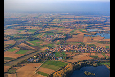 Vue aérienne de Vue du village sur le Vieux Rhin depuis le sud à Neupotz dans le département Rhénanie-Palatinat, Allemagne