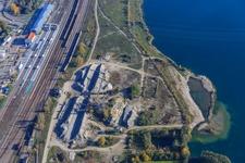 Vue aérienne de Installations de dragage abandonnées au lac Schauffele derrière la gare à Wörth am Rhein dans le département Rhénanie-Palatinat, Allemagne