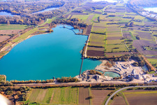 Vue aérienne de Bagersee Willersinn avec HBM Hagenbacher Bau Mineralstoffe GmbH&Co.KG à Hagenbach dans le département Rhénanie-Palatinat, Allemagne