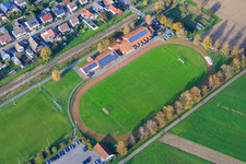Vue aérienne de Terrains de sport de Sportfreunde Steinfeld et Wiesentalhalle à Steinfeld dans le département Rhénanie-Palatinat, Allemagne