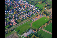 Vue aérienne de Terrains de sport de Sportfreunde Steinfeld et Wiesentalhalle à Steinfeld dans le département Rhénanie-Palatinat, Allemagne