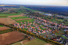 Vue aérienne de Dans le champ inférieur à le quartier Schaidt in Wörth am Rhein dans le département Rhénanie-Palatinat, Allemagne