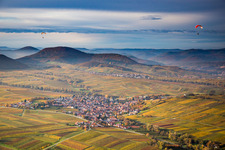 Vue aérienne de Paysage viticole automnal avec parapentistes devant le Haardtrand de la forêt du Palatinat dans la zone viticole à le quartier Wollmesheim in Landau in der Pfalz dans le département Rhénanie-Palatinat, Allemagne