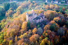 Vue aérienne de Château de Berwartstein entouré d'une forêt aux couleurs automnales à Erlenbach bei Dahn dans le département Rhénanie-Palatinat, Allemagne